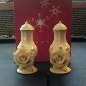 Avon collectors edition salt/pepper set.